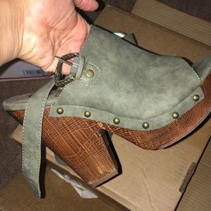 GUESS Green heeled wedges size 7